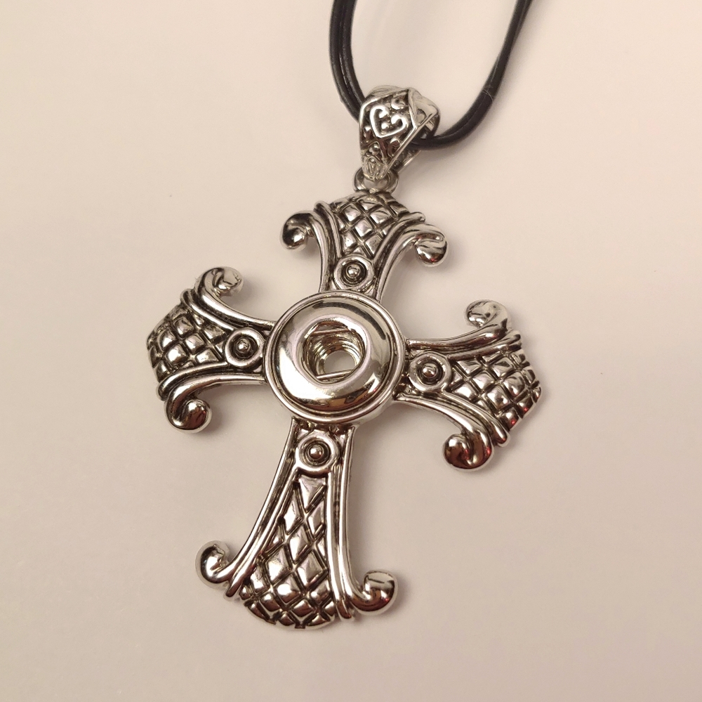 NWT Celtic Cross 12mm Mini Snap Charm Necklace